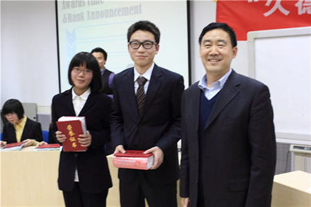 外文系主任刘世生与冠军队选手合影